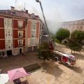 Efectivos del parque de Burgos intervienen en un incendio en el entorno de la calle Nuño Rasura.