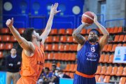 Hall lanza a canasta en un lance del partido. TOMÁS ALONSO