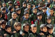 Estudiantes de un colegio público de Saná ayer domingo en el inicio del año escolar en Yemen.