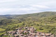 Vista panorámica de la localidad serrana de Pineda de la Sierra.