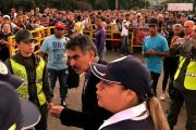 El ciudadano venezolano Carlos Manuel Pino García (c), mientras reacciona en el momento de su expúlsión por presuntamente realizar actividades que atentan contra la seguridad nacional en Cúcuta (Colombia