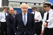 El primer ministro británico, Boris Johnson, durante una visita a un submarino militar.