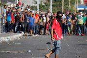 Habitantes de Tecun Uman  Guatemala  se enfrentan con migrantes hondurenos.