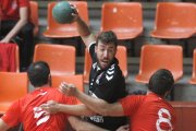 Guti intenta colarse entre dos rivales, ayer.