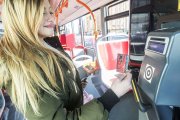 interior de autobuses urbanos con gente, tarjetas,paradas, conductor, …