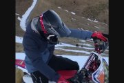 El pilot català roda amb una moto de neu per Andorra