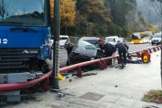 Evacuada a Barcelona una dona ferida en un accident entre un cotxe i un camió