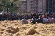Centenars d'encampadans s'han aplegat aquesta tarda al voltant de l'aparcament del Prat de l'Areny per a presenciar un any més l'espectacle del Ball de l'Ossa.