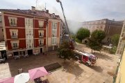 Efectivos del parque de Burgos intervienen en un incendio en el entorno de la calle Nuño Rasura.