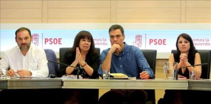 Pedro Sánchez y sus principales colaboradores, este lunes en la sede del PSOE.-JUAN MANUEL PRATS