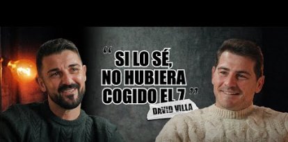 En este cuarto episodio de Bajo Los Palos by Flexicar, David Villa, delantero histórico de nuestro futbol, se sienta con Iker Casillas para hablar sobre cómo está llevando su época de retiro profesional, cuáles fueron para él los mejores entrenadores que tuvo, cómo ve a la Selección Española actual y mucho más. Una charla distendida y en la que se dan respuestas a temas en boca de todos como fue el dilema sobre la elección del dorsal '7' de la Selección de aquella época. 

