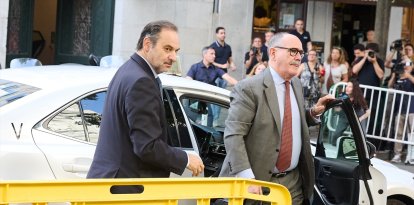 El exministro de Transportes José Luis Ábalos (i) a su llegada al Tribunal Supremo, a 23 de junio de 2025, en Madrid (España). El instructor del 'caso Koldo' en el Tribunal Supremo (TS) ha citado a declarar como investigados al exministro de Transportes José Luis Ábalos y al que fuera su asesor ministerial, Koldo García, por los presuntos amaños de obra pública en los que también estaría implicado el ya ex secretario de Organización del PSOE, Santos Cerdán, citado para el 25 de junio.

Jesús Hellín / Europa Press
23 JUNIO 2025;ÁBALOS;KOLDO;OPERACIÓN DELORME;: SUPREMO
23/6/2025