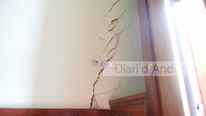 Les esquerdes d'un dels pisos de l'avinguda Santa Coloma