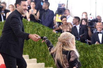 Madonna y Riccardo Tisci en la MET Gala de 2016.