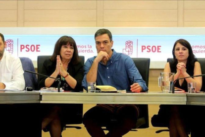 Pedro Sánchez y sus principales colaboradores, este lunes en la sede del PSOE.-JUAN MANUEL PRATS