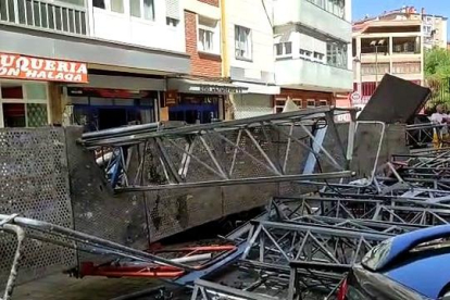 La caída de un andamio en la barriada Juan XXIII ha provocado diversos daños en vehículos aparcado. No ha que lamentar daños personales. <br />Aquí tienes todas las fotos: https://bit.ly/3Nb0Dpf<br />Y aquí, toda la información: https://bit.ly/3OTVuTX