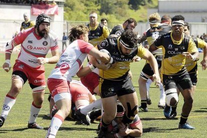 Jorge Fuente mantiene la posesión en un partido de la pasada temporada.