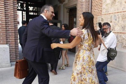 El secretario general de Vox, Javier Ortega Smith, y la vicealcaldesa de Madrid, Begoña Villacís saludándose.
