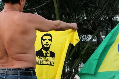 Seguidor de Bolsonaro luce una camiseta con su rostro
