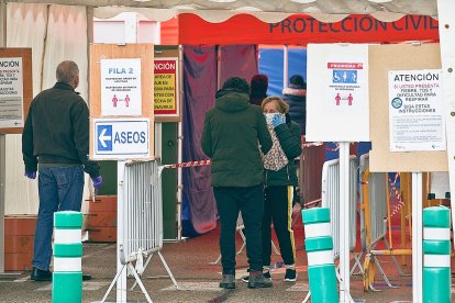 La carpa de triaje recibe ya a los primeros pacientes. ISRAEL L. MURILLO