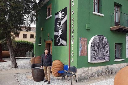 El director del Museo de Cerámica, Miguel Martínez Delso, junto a la puerta de entrada al centro.