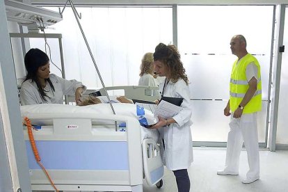 Un paciente es atendido por varios profesionales sanitarios en Burgos.