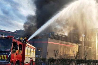 Los bomberos durante las tareas de extinción del incendio, este jueves en China.