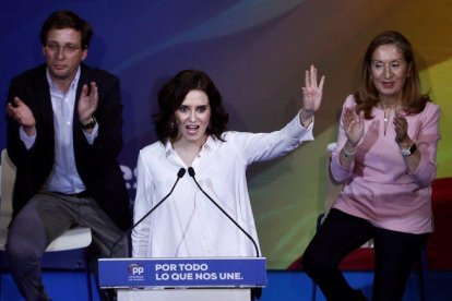 La presidenta de la Comunidad de Madrid, Isabel Díaz Ayuso (c), junto al alcalde de Madrid, José Luis Martínez-Almeida (i) y la número dos del PP al Congreso de los Diputados para las elecciones del 10-N, Ana Pastor (d).