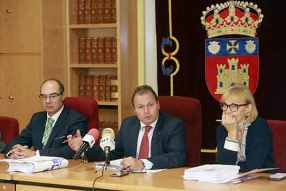 De izquierda a derecha, José María Cámara, Miguel Ángel Iglesias y Begoña Prieto.