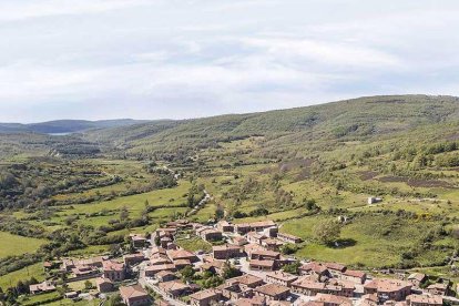 Vista panorámica de la localidad serrana de Pineda de la Sierra.
