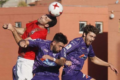 Mota pugna por un balón.