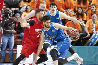Álex Barrera protege el balón ante el jugador del Fuenlabrada Popovic.-ACB PHOTO