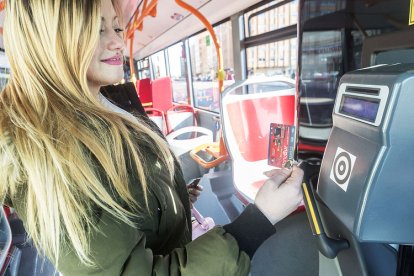 interior de autobuses urbanos con gente, tarjetas,paradas, conductor, …