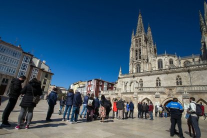 Cola de turistas en la Catedral de Burgos el último día de Semana Santa del año pasado.