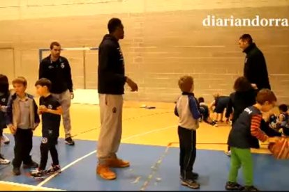 Els jugadors del primer equip celebren Nadal amb els petits
