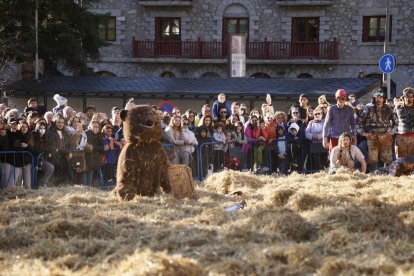 Centenars d'encampadans s'han aplegat aquesta tarda al voltant de l'aparcament del Prat de l'Areny per a presenciar un any més l'espectacle del Ball de l'Ossa.