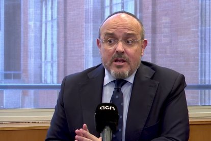 El líder popular cree que Junts hace “teatro” y “chanchullos” en Madrid para decir que “rompe” con Sánchez sin hacerlo