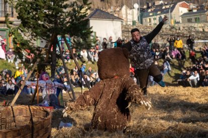 Centenars d'encampadans s'han aplegat aquesta tarda al voltant de l'aparcament del Prat de l'Areny per a presenciar un any més l'espectacle del Ball de l'Ossa.