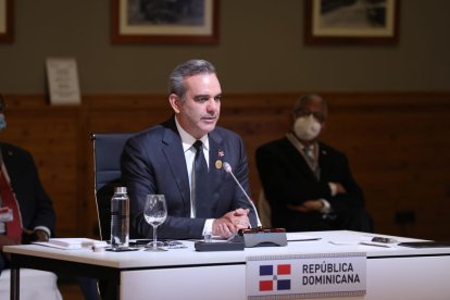 Alex Méndez se dirige a los asistentes durante el masivo acto de
                    campaña,Alex Méndez durante su discurso en el restaurante Bocaditos Bistro