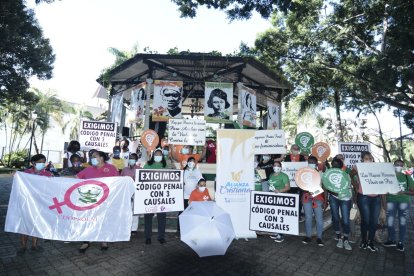 Representantes de la comunidad hispana en Paterson muestran su apoyo al
                    candidato,Líderes hispanos se reúnen para respaldar la candidatura de Alex Méndez