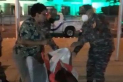 Asistentes al evento de campaña en el restaurante Bocaditos Bistro,Ciudadanos hispanos muestran su respaldo durante el evento del domingo