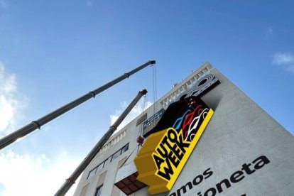 Unidad móvil de la campaña promocionando el voto para las elecciones
                    del 12 de mayo,Vehículo de la campaña de Alex Méndez promocionando el voto 1-A