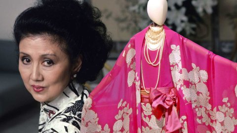Hanae Mori con uno de sus famosos diseños.
