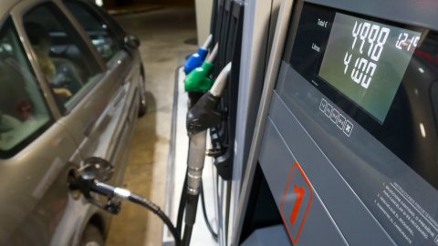 Un consumidor reposta en una estación de servicio automática.