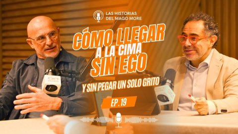 Hay personas que hablan de fútbol… y hay personas que hablan de la vida a través del fútbol.

En este episodio, Luis de la Fuente se sienta con calma, con humildad y con una claridad que solo tienen quienes han aprendido desde abajo. Desde un pueblo donde todos se conocen hasta el lugar más alto del fútbol español, su recorrido no es solo profesional, es profundamente humano.

Aquí no se habla solo de ganar. Se habla de merecer. De escuchar antes de exigir. De formar personas antes que jugadores. De entender que un equipo no se construye con talento, sino con valores.

Luis comparte una visión del liderazgo que huye de la autoridad impuesta y apuesta por el respeto ganado. Una conversación cargada de recuerdos, principios heredados y una idea que atraviesa todo el episodio: cuando el grupo es familia, todo cambia.

Un diálogo sereno, honesto y lleno de enseñanzas que van mucho más allá del deporte.

¡Apoyad a la Selección Española de fútbol este verano en el mundial!

¡Inscríbete en mi MASTERCLASS GRATIS y comienza a recuperar tu tiempo! Aprende a dominar la IA que sí funciona para delegarle tus tareas y obligaciones repetitivas:
