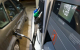 Un consumidor reposta en una estación de servicio automática.