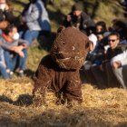Centenars d'encampadans s'han aplegat aquesta tarda al voltant de l'aparcament del Prat de l'Areny per a presenciar un any més l'espectacle del Ball de l'Ossa.