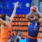 Hall lanza a canasta en un lance del partido. TOMÁS ALONSO
