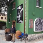 El director del Museo de Cerámica, Miguel Martínez Delso, junto a la puerta de entrada al centro.
