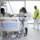 Un paciente es atendido por varios profesionales sanitarios en Burgos.